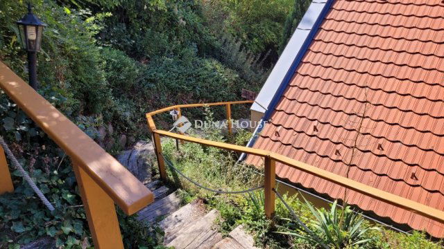 Eladó családi ház, Pécsett 70.9 M Ft, 4 szobás