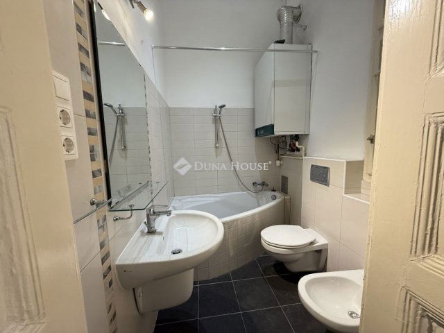 Eladó téglalakás, Budapesten, VI. kerületben 129.9 M Ft