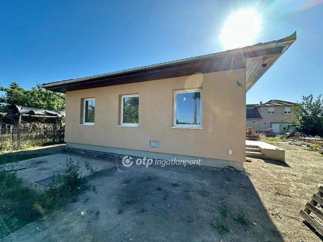 Eladó családi ház, Cegléden 84.1 M Ft, 4 szobás