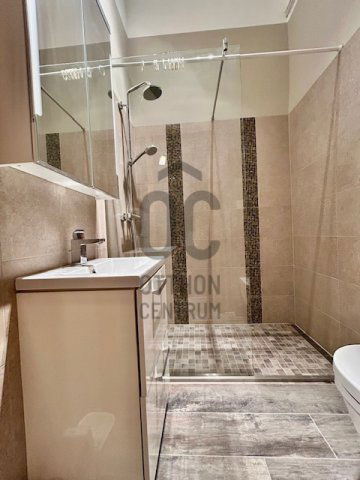 Eladó téglalakás, Budapesten, VI. kerületben 135 M Ft, 2 szobás