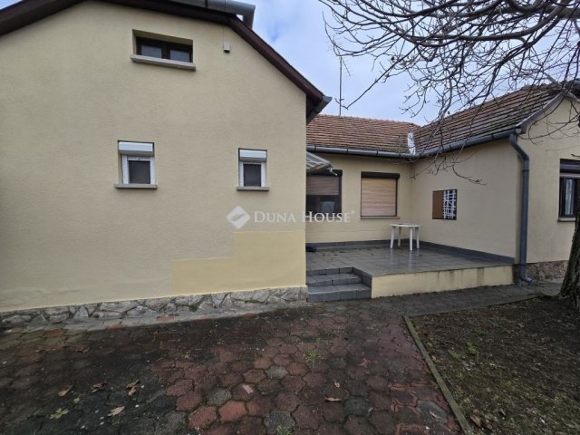 Eladó családi ház, Pécsett 76.9 M Ft, 4 szobás