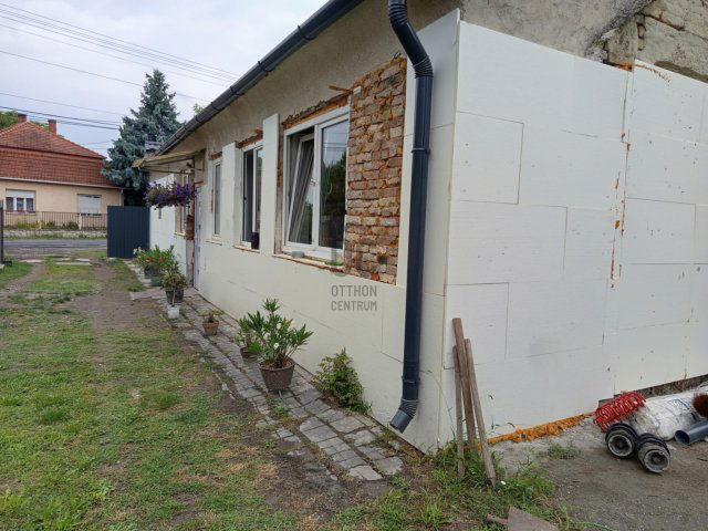 Eladó családi ház, Komáromban 25.9 M Ft, 2 szobás