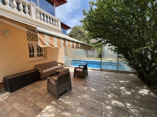 Eladó családi ház, Budapesten, XV. kerületben 200 M Ft, 7 szobás