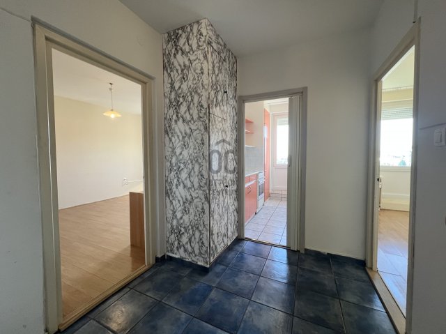Eladó panellakás, Szekszárdon 32 M Ft, 2 szobás