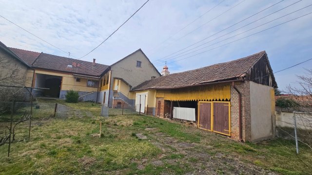 Eladó családi ház, Komlón 34.99 M Ft, 4 szobás