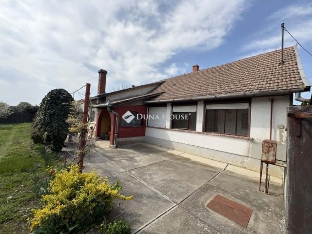 Eladó családi ház, Fegyverneken 16 M Ft, 2 szobás