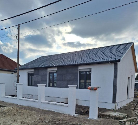 Eladó családi ház, Szolnokon 89.9 M Ft, 3 szobás