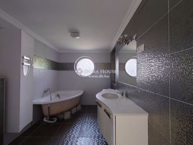 Eladó családi ház, Pilisborosjenőn 193 M Ft, 6 szobás
