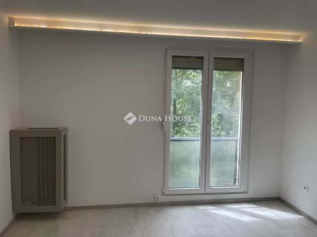 Eladó panellakás, Pécsett, Építők útján 64.99 M Ft, 3 szobás