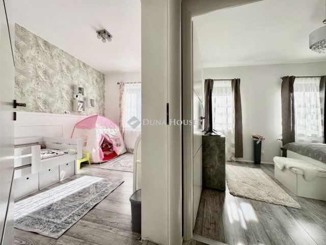 Eladó családi ház, Pécsett 115 M Ft, 4 szobás