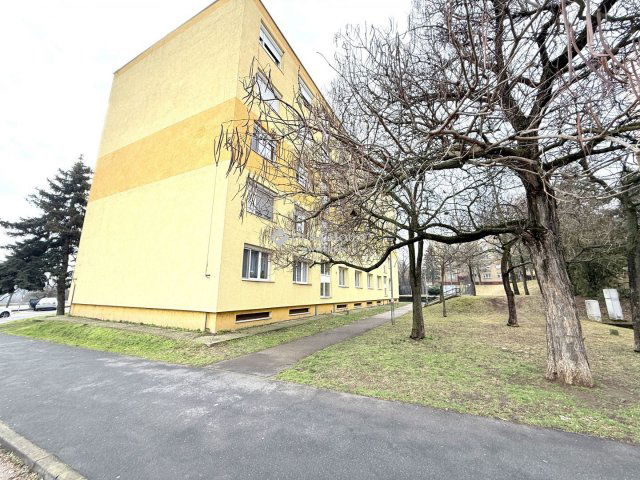 Eladó panellakás, Százhalombattán 63.9 M Ft, 2+1 szobás