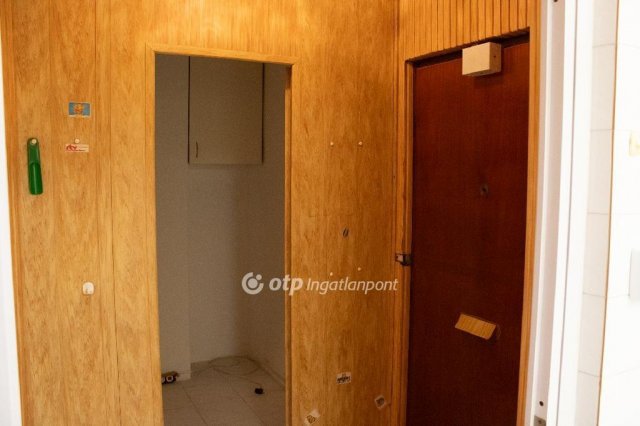 Eladó panellakás, Dunaújvárosban 34.9 M Ft, 2 szobás