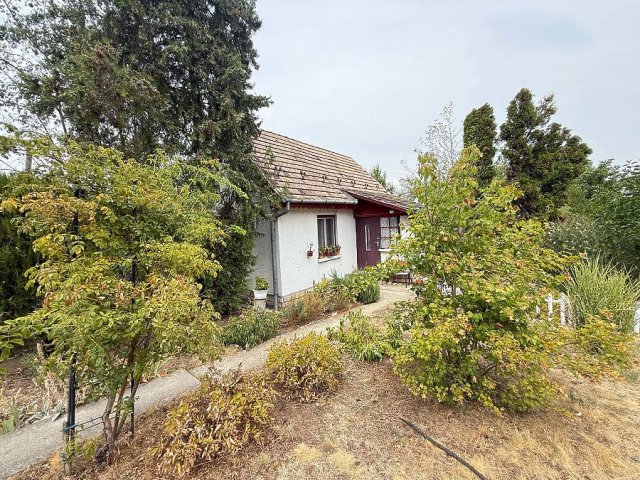Eladó családi ház, Budakalászon 40 M Ft, 2 szobás