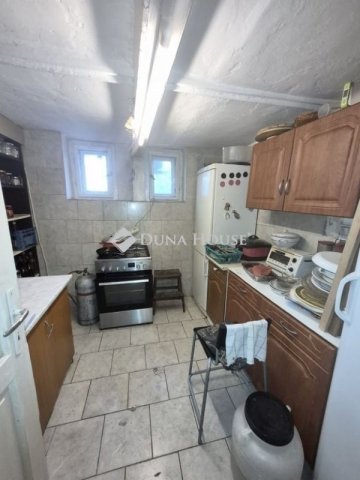 Eladó családi ház, Pécsett 79.9 M Ft, 6 szobás