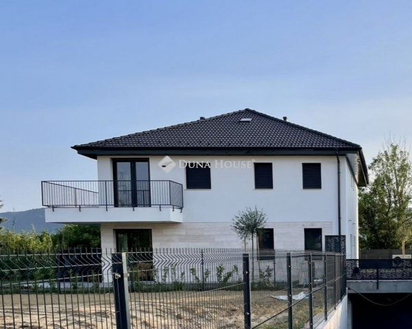 Eladó ikerház, Budapesten, III. kerületben 251.9 M Ft, 4 szobás