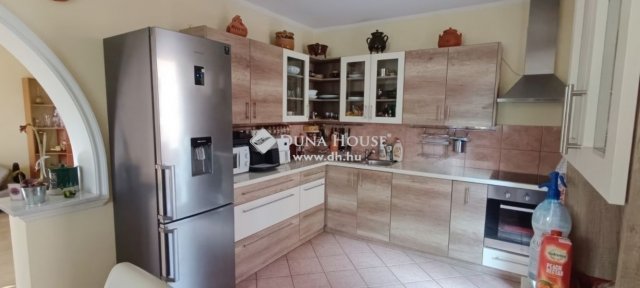 Eladó családi ház, Szentendrén 339 M Ft, 10 szobás