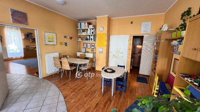 Eladó üzlethelyiség, Pápán 39.9 M Ft, 2 szobás