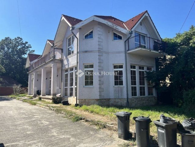 Eladó családi ház, Pécsett 119 M Ft, 6 szobás