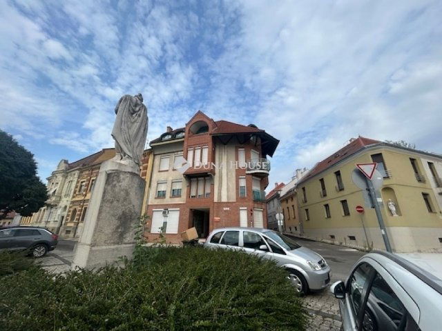 Eladó téglalakás, Pécsett 109.9 M Ft, 4 szobás