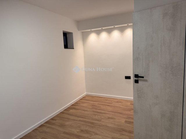 Eladó téglalakás, Pécsett 79.9 M Ft, 3 szobás