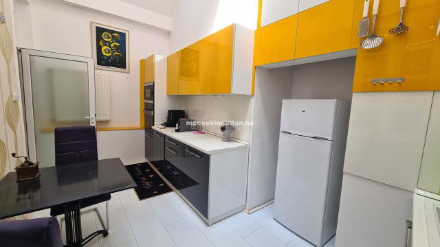 Kiadó téglalakás, albérlet, Pécsett, Király utcában, 1 szobás