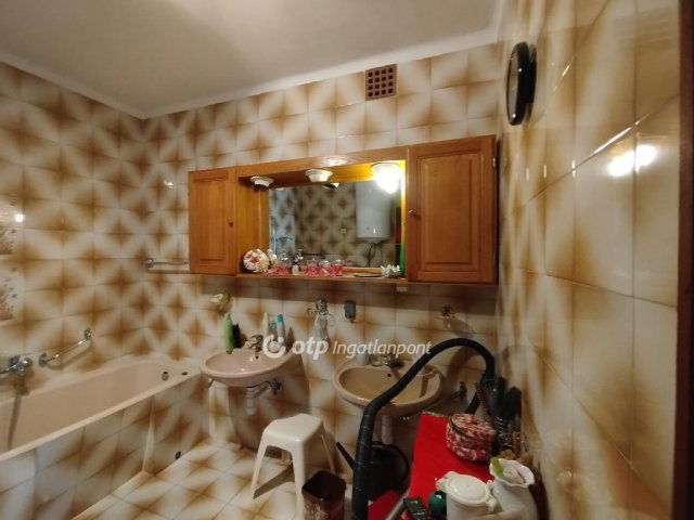 Eladó családi ház, Komlón 80 M Ft, 6 szobás