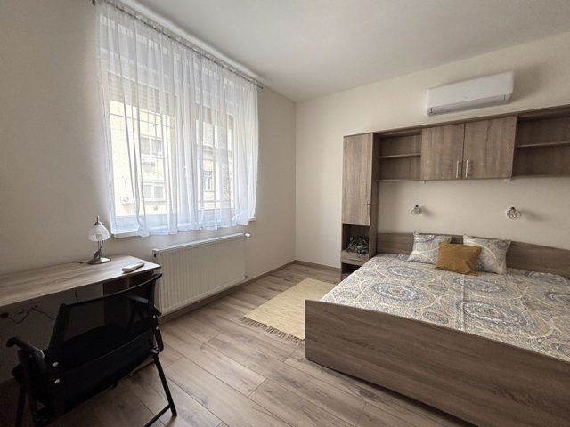 Kiadó téglalakás, albérlet, Pécsett, Sándor utcában, 3 szobás