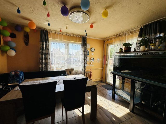 Eladó családi ház, Esztergomban 38.7 M Ft, 2 szobás