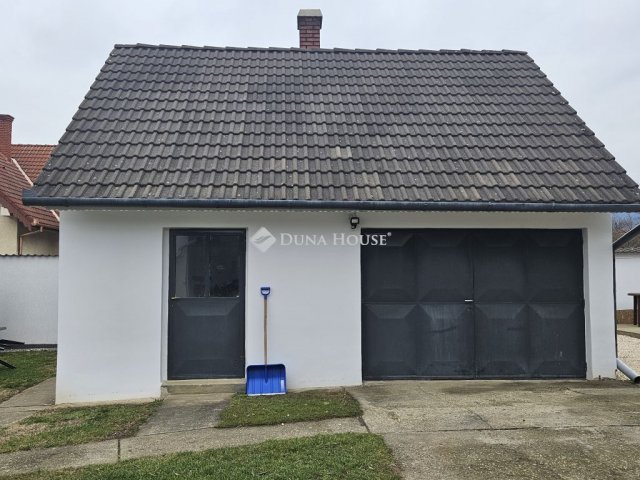 Eladó családi ház, Siklóson 99.9 M Ft, 4 szobás