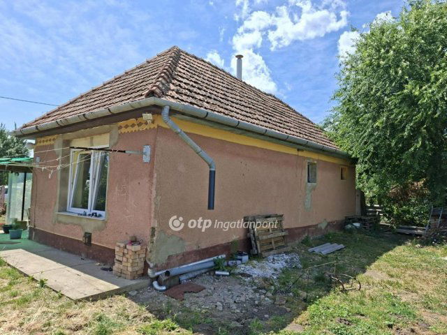 Eladó családi ház, Álmosdon 15.5 M Ft, 2 szobás