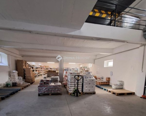 Eladó üzlethelyiség, Szentlőrincen 150 M Ft