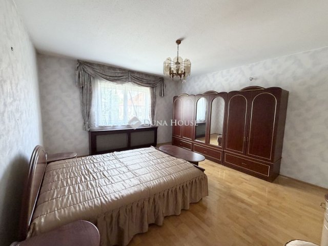 Eladó családi ház, Sopronban 104.9 M Ft, 6 szobás