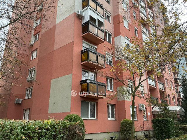 Eladó panellakás, Nyíregyházán 37.8 M Ft, 2 szobás