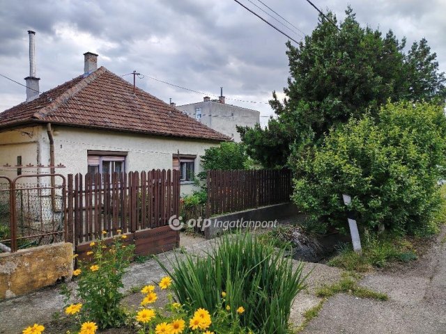 Eladó családi ház, Szolnokon 26.99 M Ft, 2 szobás