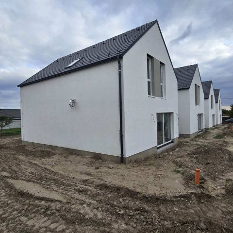 Eladó téglalakás, Pákozdon 99 M Ft, 4 szobás