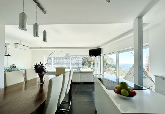 Eladó családi ház, Pécsett 349 M Ft, 5 szobás