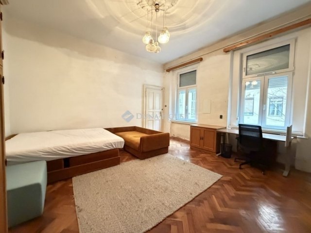 Eladó téglalakás, Budapesten, VI. kerületben 59.9 M Ft, 1 szobás