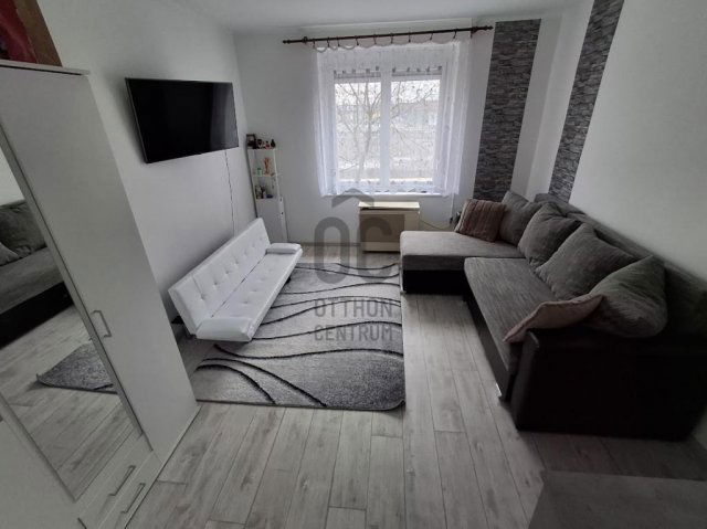 Eladó téglalakás, Cegléden 48 M Ft, 3 szobás