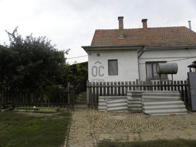 Eladó családi ház, Majson 34.9 M Ft, 3 szobás