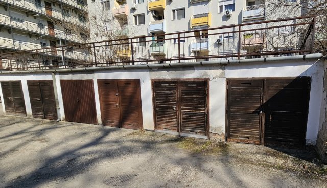 Kiadó garázs, Szegeden, Szent István téren 23 E Ft / hó
