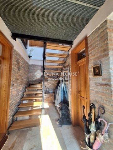 Eladó családi ház, Pécsett 135 M Ft, 4 szobás