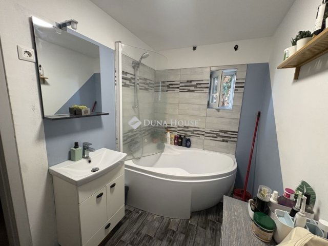 Eladó családi ház, Pécsett 97.9 M Ft, 7 szobás