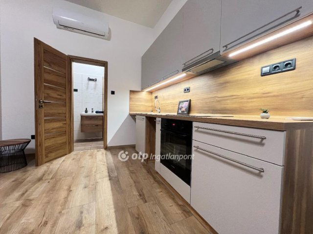 Eladó téglalakás, Budapesten, VI. kerületben 51 M Ft, 1 szobás