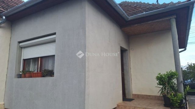 Eladó családi ház, Nagykarácsonyon 31.2 M Ft, 2 szobás