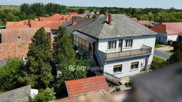 Eladó családi ház, Marcaltőn 41.9 M Ft, 5 szobás
