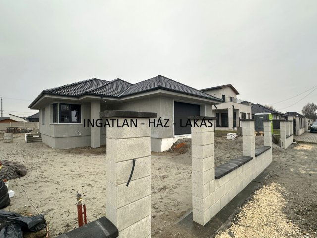 Eladó családi ház, Nagytarcsán 165.9 M Ft, 4 szobás