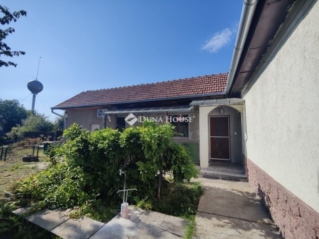 Eladó családi ház, Úrin 49 M Ft, 3 szobás