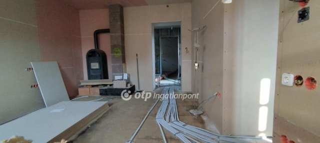 Eladó családi ház, Őcsényen 16 M Ft, 2 szobás