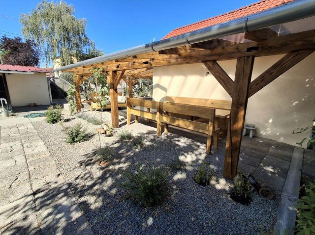 Eladó családi ház, Cegléden 210 M Ft, 4 szobás