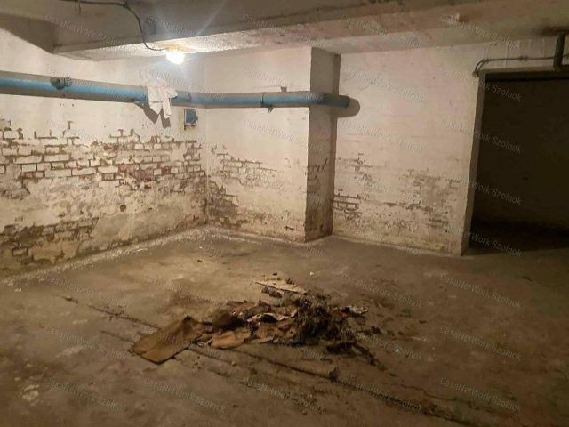 Eladó ipari ingatlan, Szolnokon 10 M Ft, 12 szobás